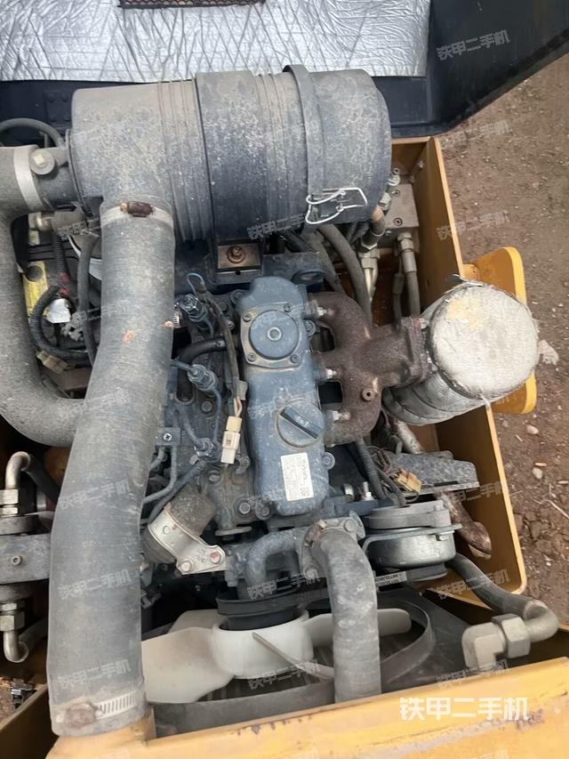 發(fā)動(dòng)機(jī)左側(cè)全景（壓路機(jī)發(fā)動(dòng)機(jī)艙）