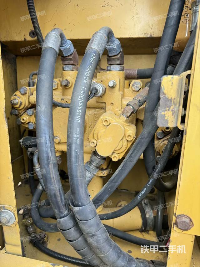 液压泵舱室正面整体（整机外观）