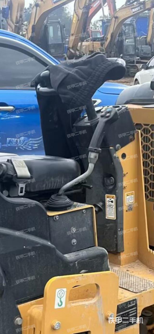 駕駛室內(nèi)座椅、儀表操作手柄全景（壓路機(jī)駕駛室）