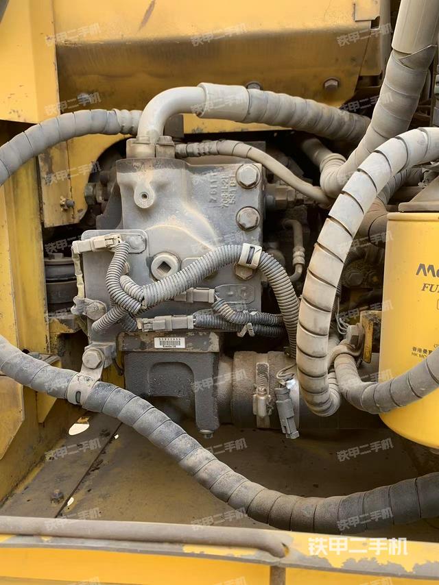 液壓泵艙室正面整體（整機外觀）