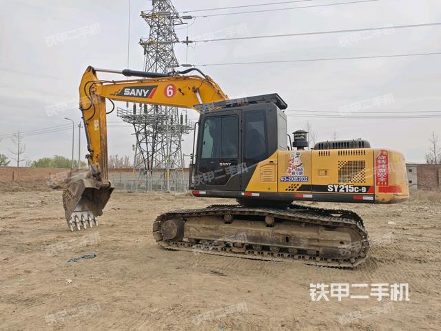 駕駛室頂部(整機(jī)外觀) 駕駛室頂部(整機(jī)外觀)