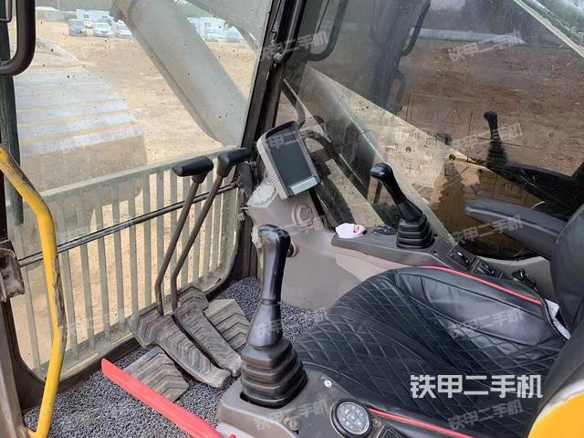 駕駛室整體(整機(jī)外觀) 駕駛室整體(整機(jī)外觀)
