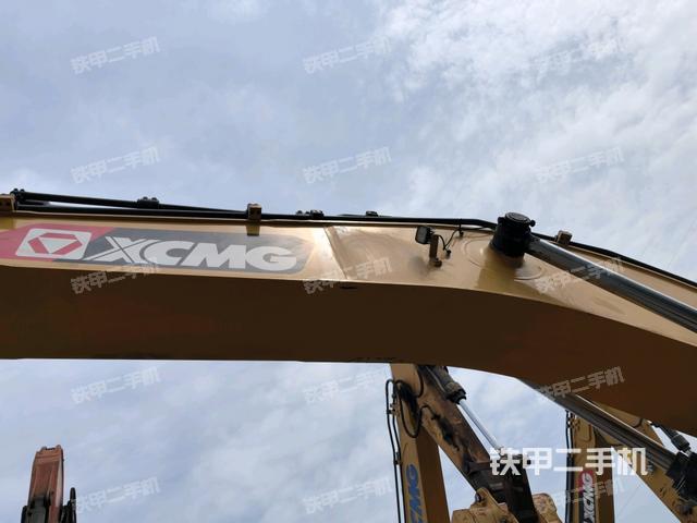 大臂油缸整体 竖拍（工作和回转装置）