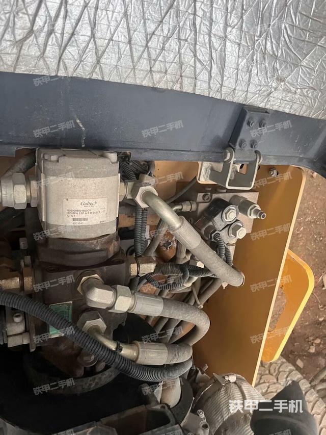 發(fā)動(dòng)機(jī)上部全景（壓路機(jī)發(fā)動(dòng)機(jī)艙）