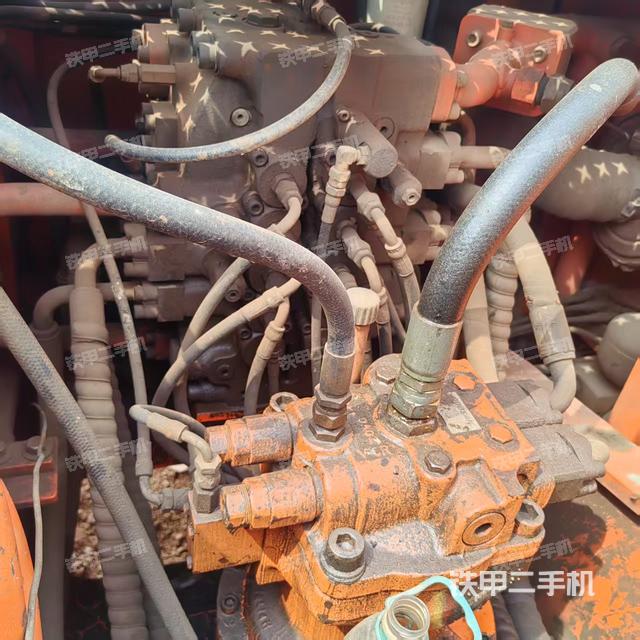 回轉(zhuǎn)馬達(dá)和主控閥(整機(jī)外觀) 回轉(zhuǎn)馬達(dá)和主控閥(整機(jī)外觀)