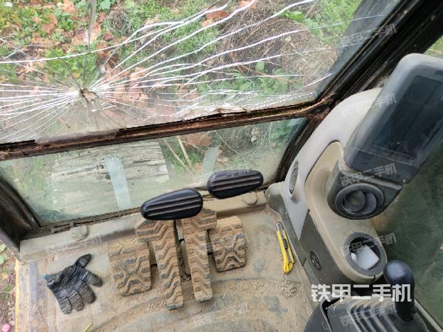 行走控制手柄和踏板?俯拍(駕駛室部分) 行走控制手柄和踏板?俯拍(駕駛室部分)