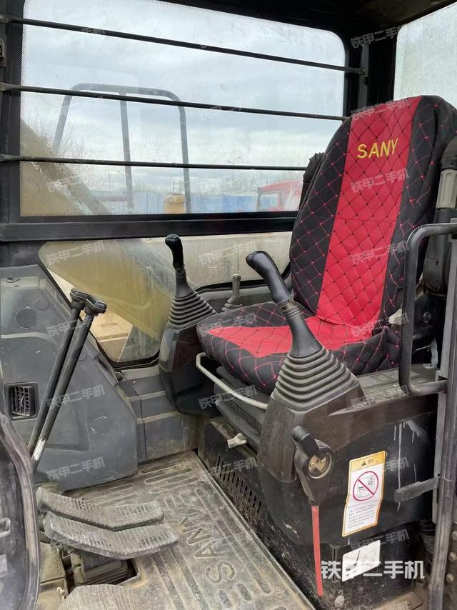 駕駛室整體(整機(jī)外觀) 駕駛室整體(整機(jī)外觀)