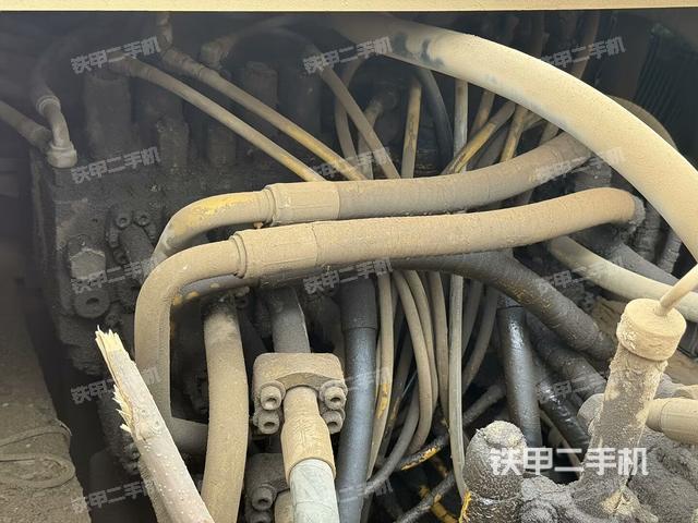 回轉(zhuǎn)馬達(dá)和主控閥（整機(jī)外觀）