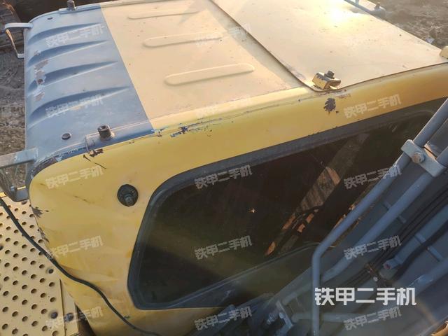 駕駛室頂部(整機(jī)外觀) 駕駛室頂部(整機(jī)外觀)