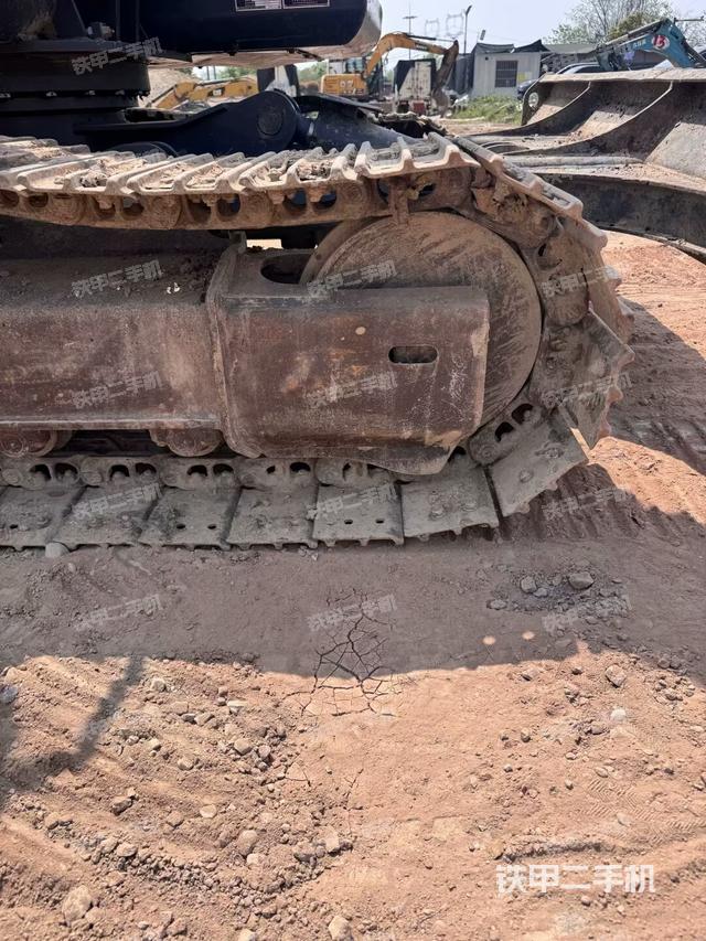 左驅(qū)動輪（行走機(jī)構(gòu)）