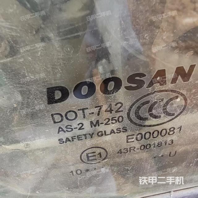 駕駛室整體(整機(jī)外觀) 駕駛室整體(整機(jī)外觀)