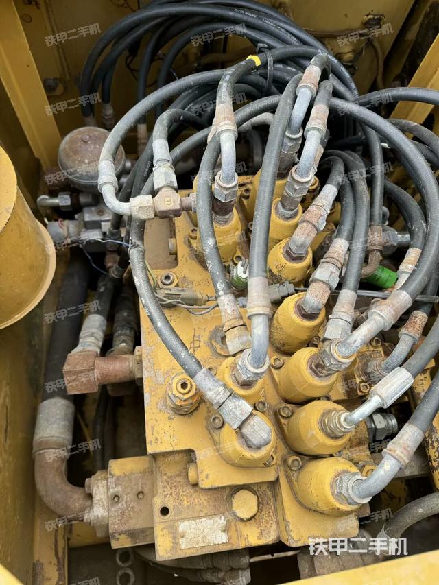 回转马达和主控阀（整机外观）