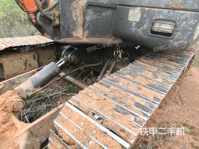 駕駛室頂部(整機(jī)外觀) 駕駛室頂部(整機(jī)外觀)