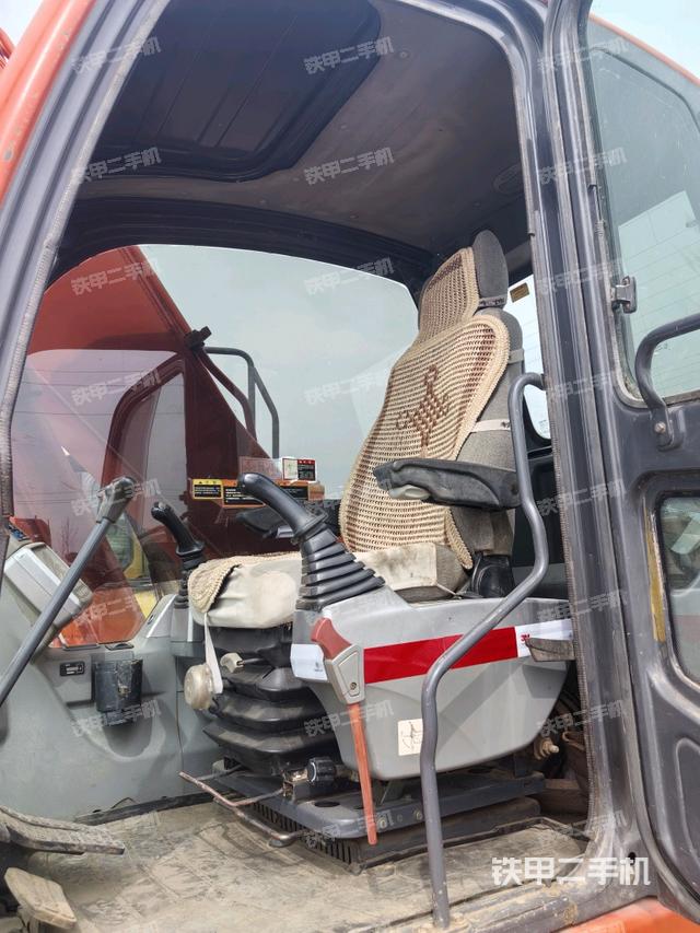 駕駛室整體(整機外觀) 駕駛室整體(整機外觀)