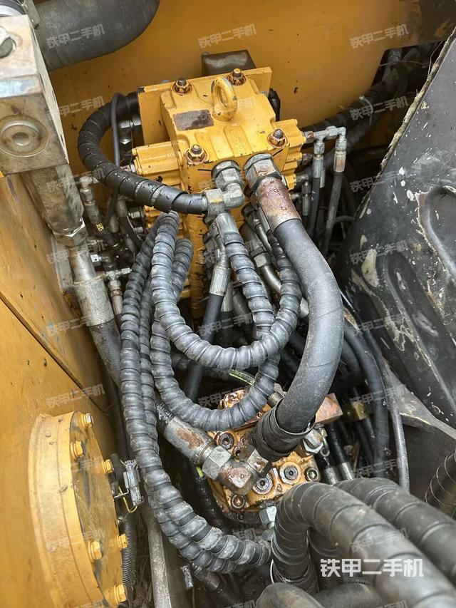 回轉(zhuǎn)馬達和主控閥（整機外觀）