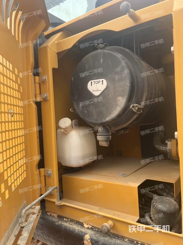 散熱器正面(大件艙室) 散熱器正面(大件艙室)
