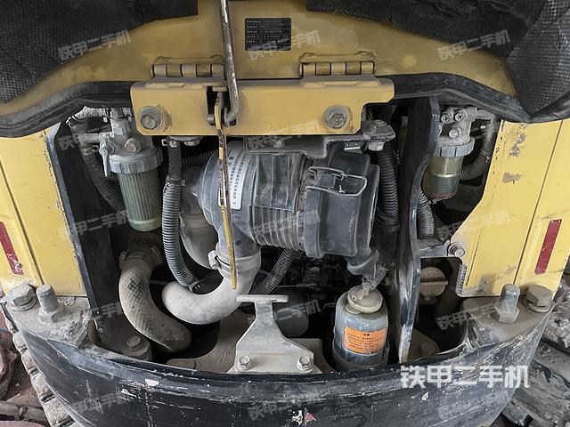 液压泵舱室正面整体（整机外观）