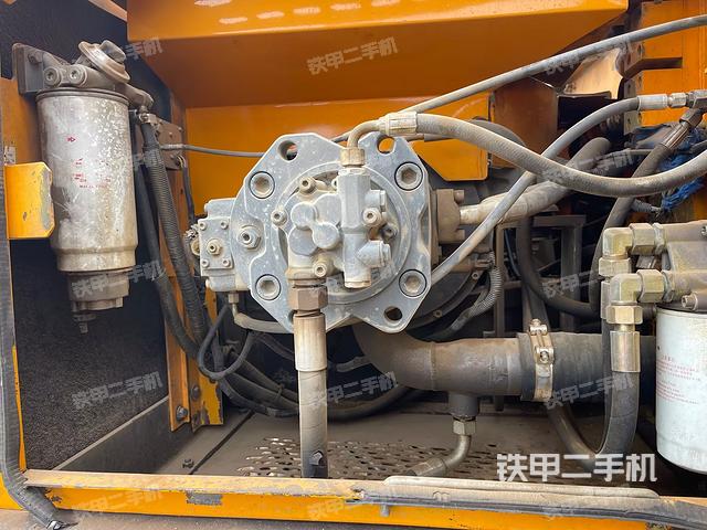 液壓泵艙室正面整體(整機(jī)外觀) 液壓泵艙室正面整體(整機(jī)外觀)