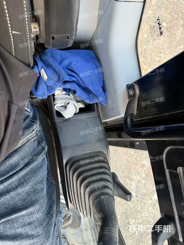 行走控制手柄和踏板?俯拍（駕駛室部分）