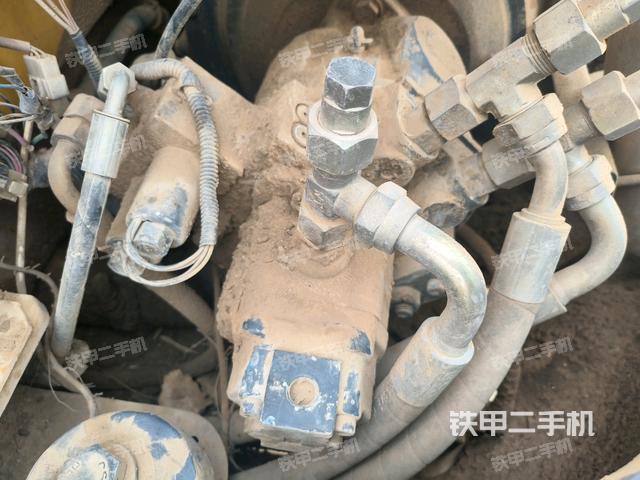 液壓泵艙室正面整體(整機外觀) 液壓泵艙室正面整體(整機外觀)