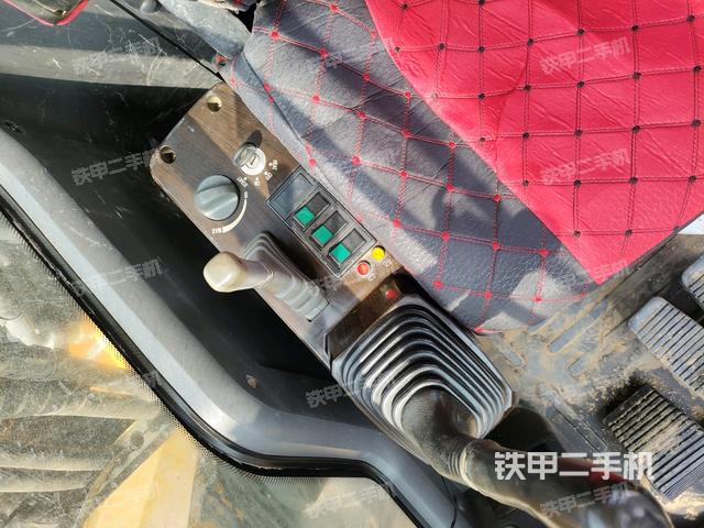 座椅右側(cè)控制臺(tái)/鑰匙門(mén)/油門(mén)/含右手柄（駕駛室部分）