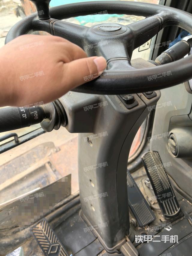 行走控制手柄和踏板?俯拍（駕駛室部分）