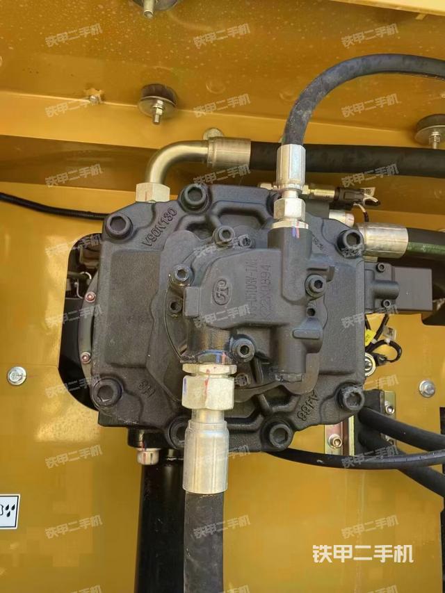 液壓泵艙室正面整體(整機(jī)外觀) 液壓泵艙室正面整體(整機(jī)外觀)