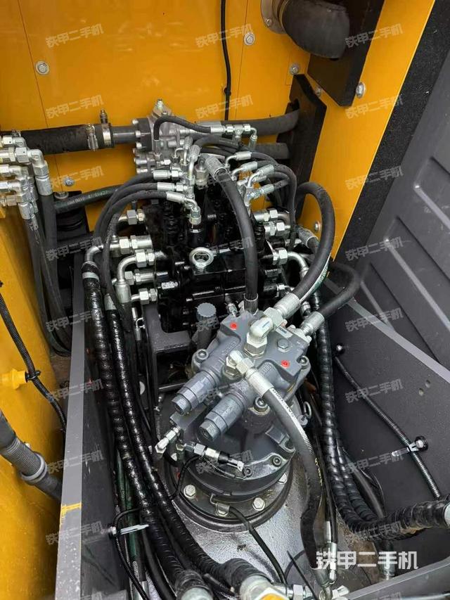 回轉(zhuǎn)馬達和主控閥(整機外觀) 回轉(zhuǎn)馬達和主控閥(整機外觀)