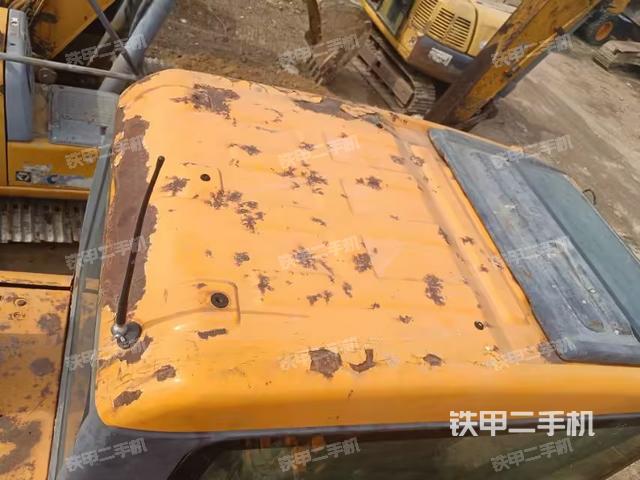 駕駛室頂部(整機(jī)外觀) 駕駛室頂部(整機(jī)外觀)
