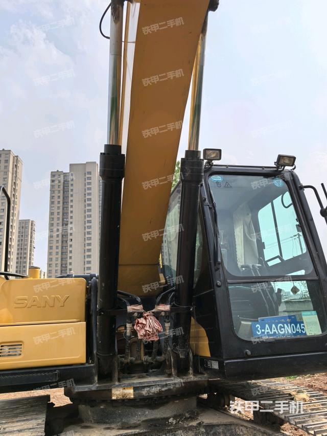 大臂油缸整体 竖拍（工作和回转装置）