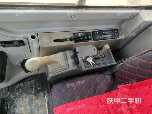 座椅右側(cè)控制臺/鑰匙門/油門/含右手柄(駕駛室部分) 座椅右側(cè)控制臺/鑰匙門/油門/含右手柄(駕駛室部分)