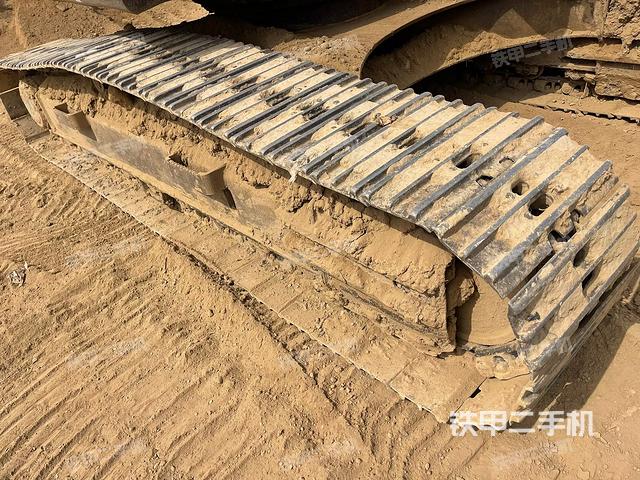 單側(cè)履帶整體(整機(jī)外觀) 單側(cè)履帶整體(整機(jī)外觀)