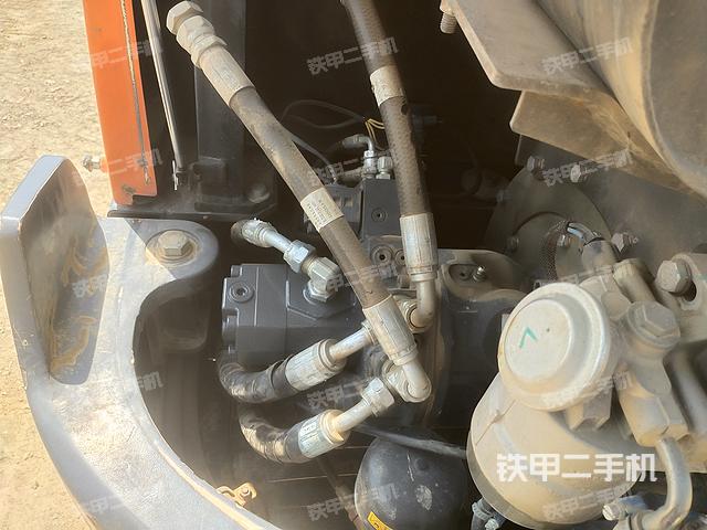 液壓泵艙室正面整體(整機(jī)外觀) 液壓泵艙室正面整體(整機(jī)外觀)