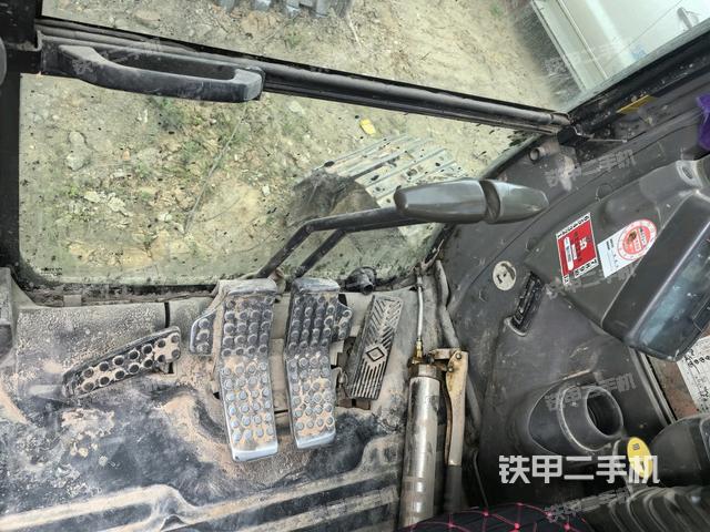 行走控制手柄和踏板 俯拍（驾驶室部分）