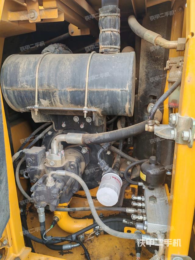 液壓泵艙室正面整體（整機外觀）