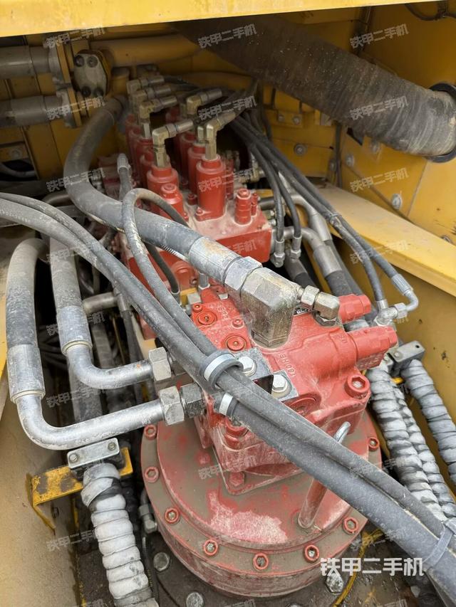 回轉(zhuǎn)馬達(dá)和主控閥（整機外觀）