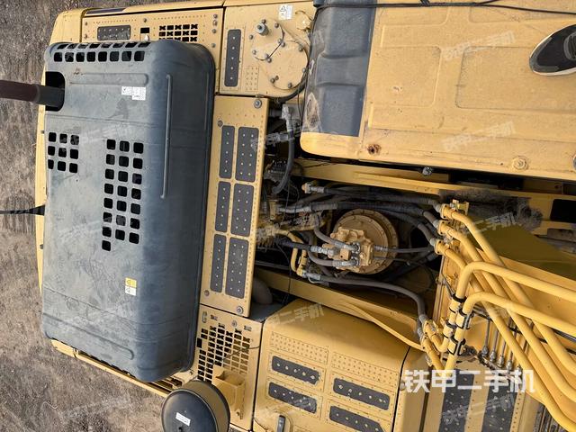 駕駛室頂部(整機(jī)外觀) 駕駛室頂部(整機(jī)外觀)