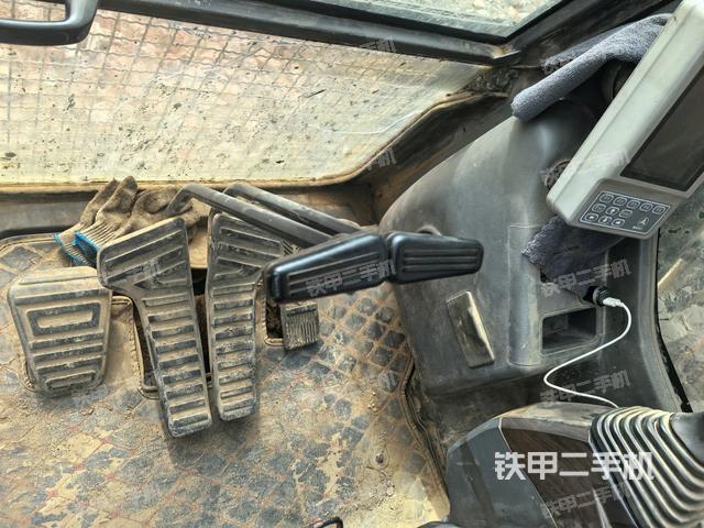 行走控制手柄和踏板?俯拍(駕駛室部分) 行走控制手柄和踏板?俯拍(駕駛室部分)