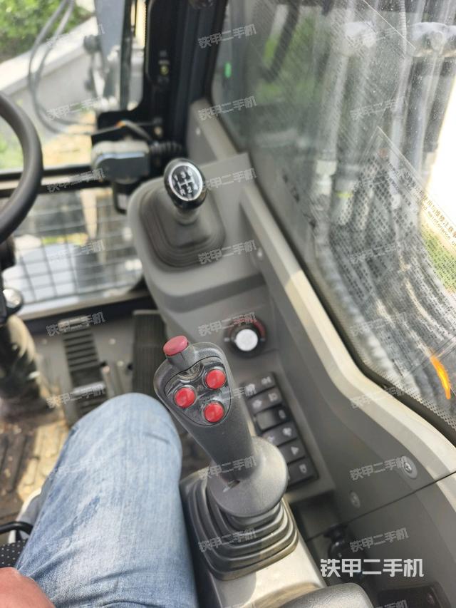 座椅右側(cè)控制臺/鑰匙門/油門/含右手柄（駕駛室部分）