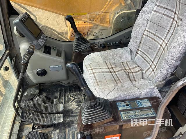 駕駛室整體(整機(jī)外觀) 駕駛室整體(整機(jī)外觀)