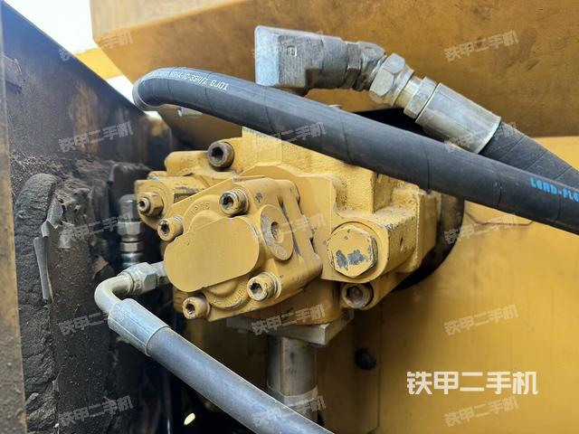 液压泵舱室正面整体（整机外观）