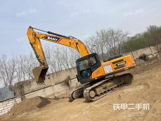 駕駛室頂部(整機(jī)外觀) 駕駛室頂部(整機(jī)外觀)