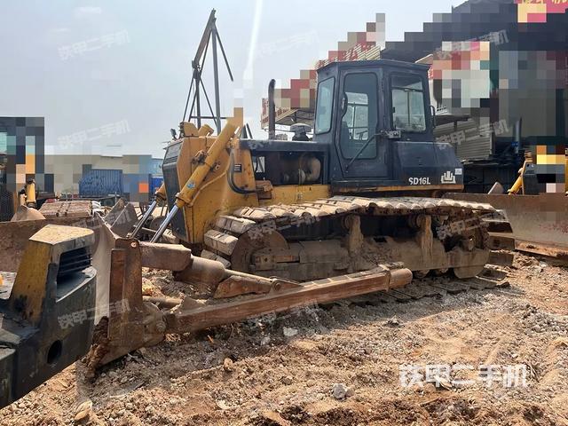 右前45°(推土機(jī)整車外觀) 右前45°(推土機(jī)整車外觀)