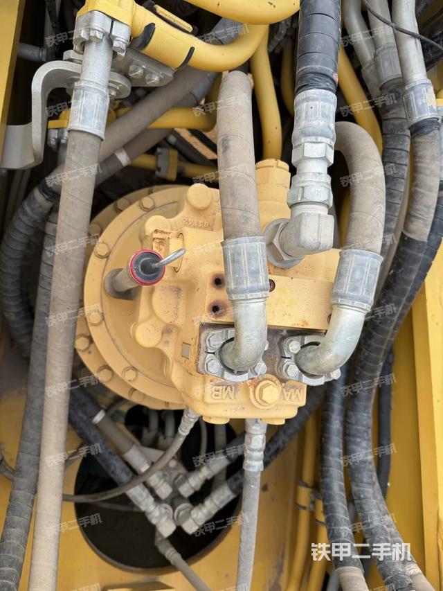 回轉(zhuǎn)馬達(dá)和主控閥(整機(jī)外觀) 回轉(zhuǎn)馬達(dá)和主控閥(整機(jī)外觀)