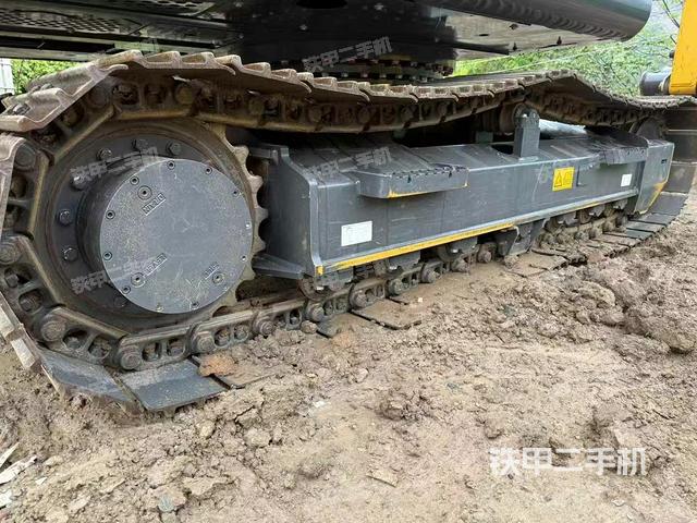 單側(cè)履帶整體(整機外觀) 單側(cè)履帶整體(整機外觀)