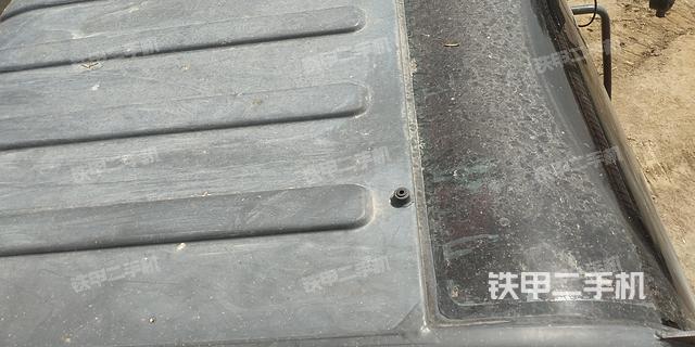 駕駛室頂部(整機(jī)外觀) 駕駛室頂部(整機(jī)外觀)