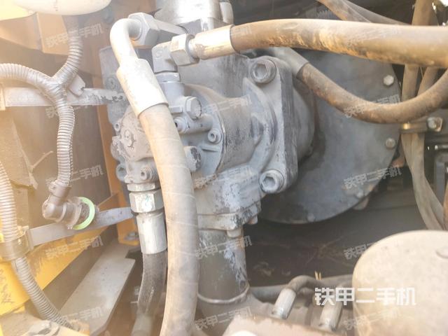 液壓泵艙室正面整體(整機外觀) 液壓泵艙室正面整體(整機外觀)