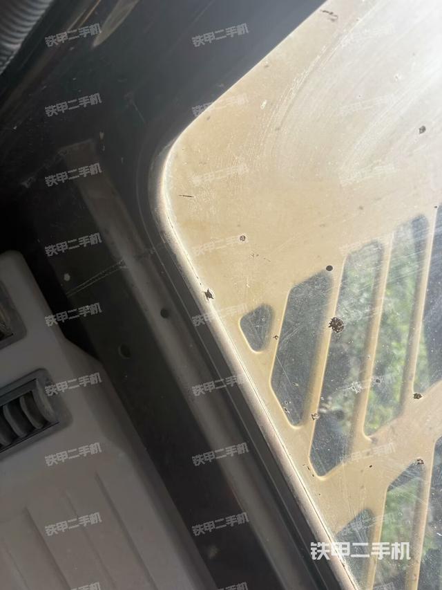 左后方玻璃角標(駕駛室部分) 左后方玻璃角標(駕駛室部分)