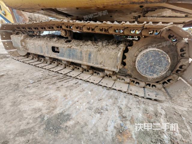 單側(cè)履帶整體(整機(jī)外觀) 單側(cè)履帶整體(整機(jī)外觀)