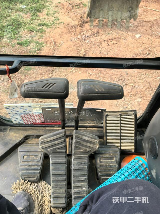 行走控制手柄和踏板 俯拍（驾驶室部分）